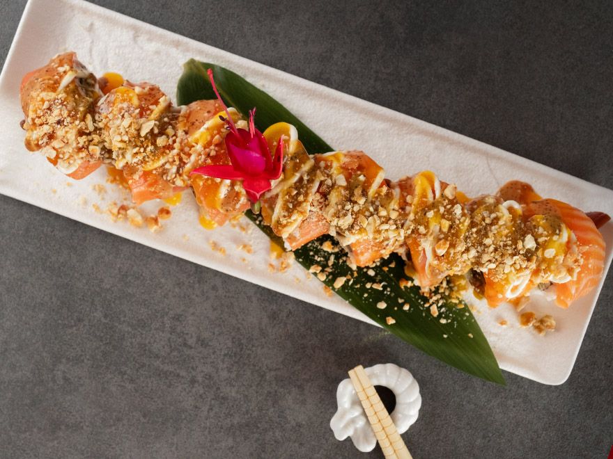 Ф`южн рол Salmon Roll в сирно-трюфельному соусі Ф`южн рол Salmon Roll в сирно-трюфельному соусі